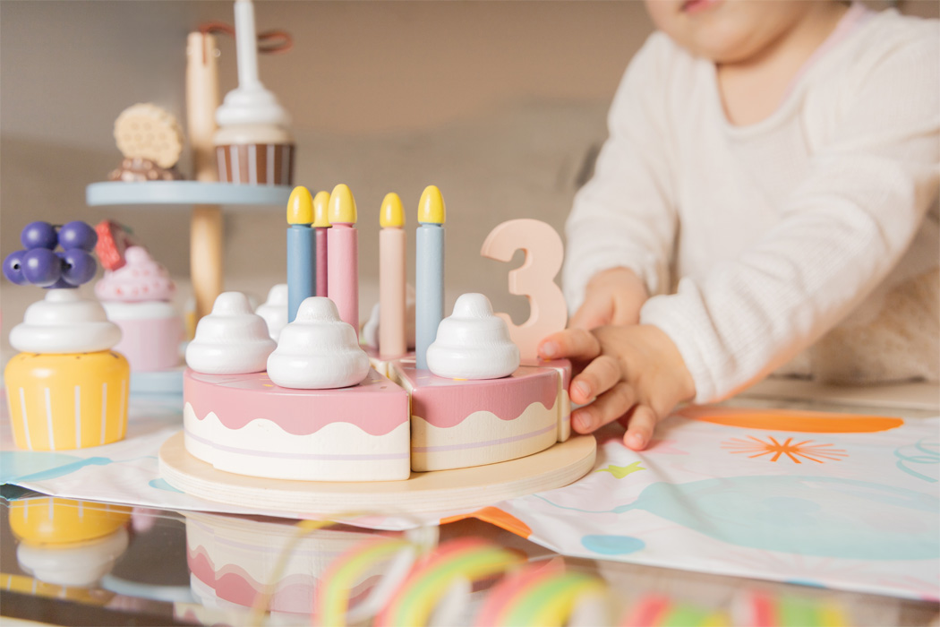 Tort aniversar din lemn cu felii detașabile -Tasty, SMALL FOOT - imagine 3